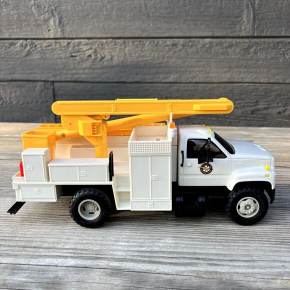 11" DG PRODUCTIONS -1995-1-1 Oregon Trail Electric Co-op Utility Bucket Truck - Picture 2 of 16